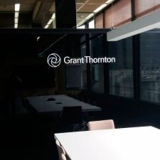 Logo GRANT THORNTON en plexiglas
