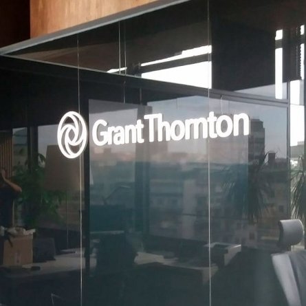 Logo GRANT THORNTON en plexiglas