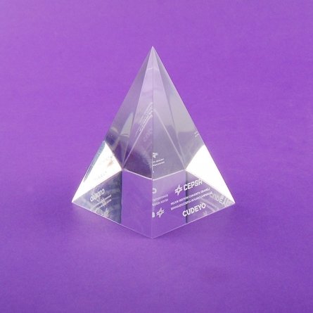 Trophée pyramide en plexiglas CEPSA CUDEYO
