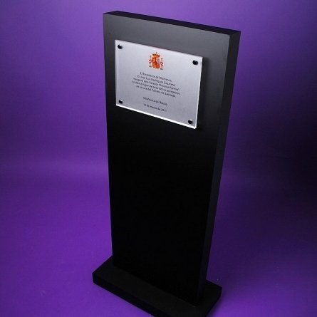 Monolithe Et Plaque Plexiglas Paradores